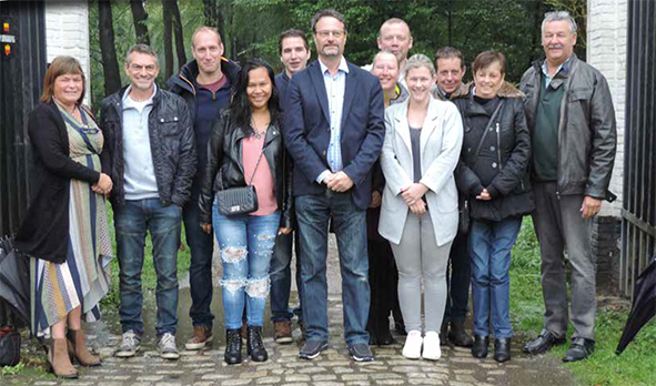 EEN HART VOOR ONZE MENSEN . 