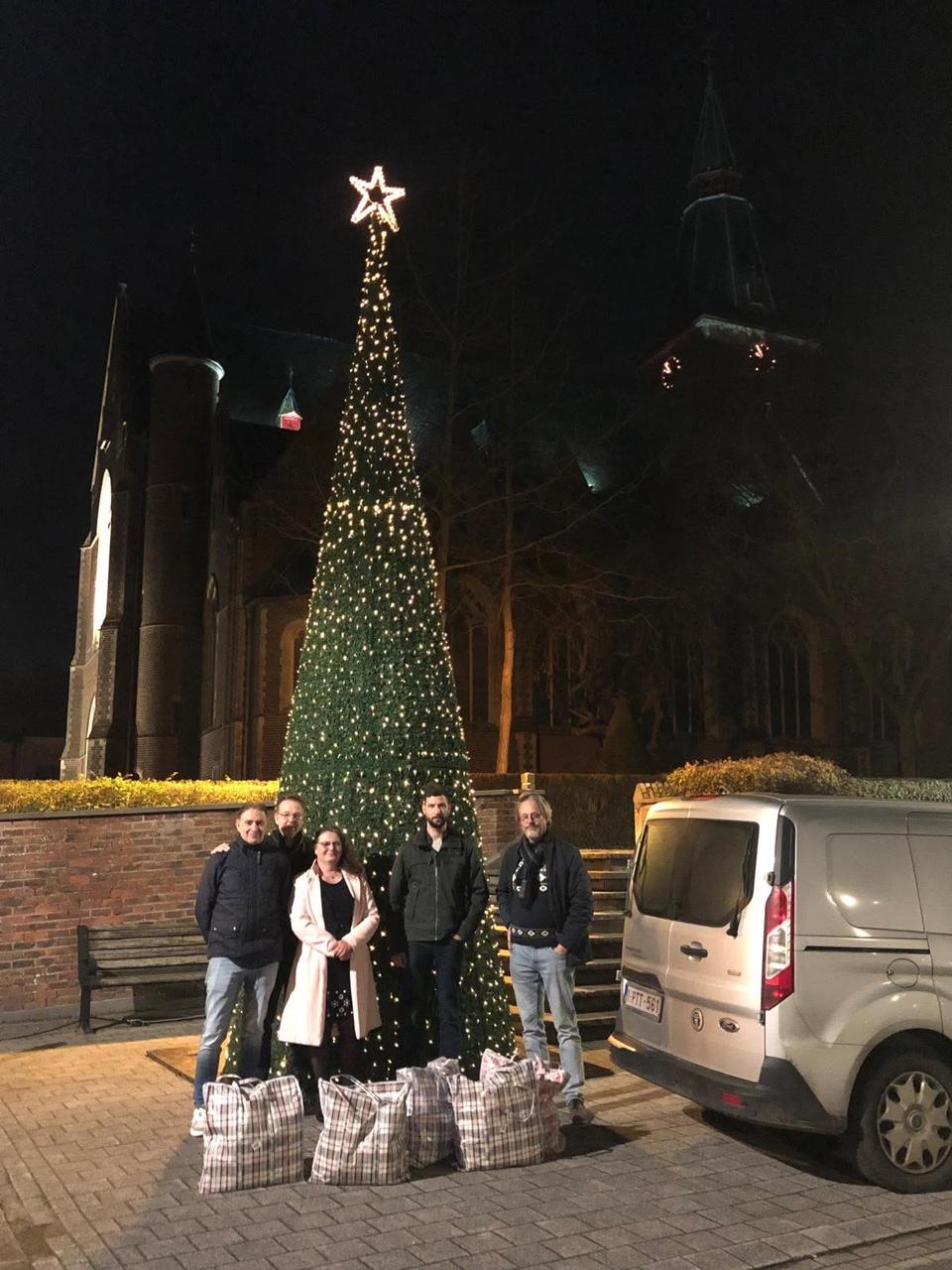 Vlaams Belang Aalter deelde weer traditioneel tientallen Kerstpakketten uit.