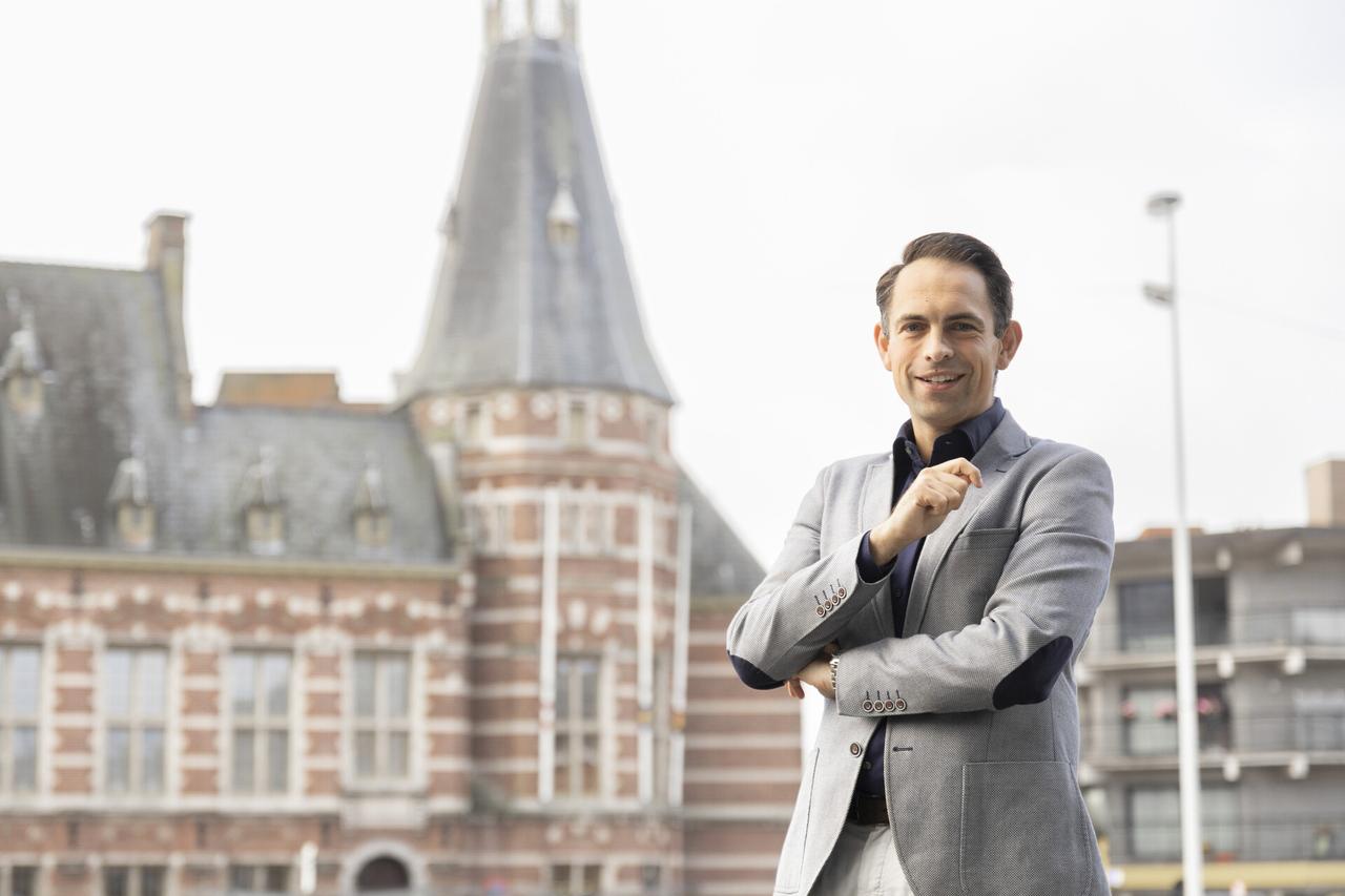 Vlaams Belang dwingt burgemeester om 33% van zitpenning te schenken aan Schotense vereniging.