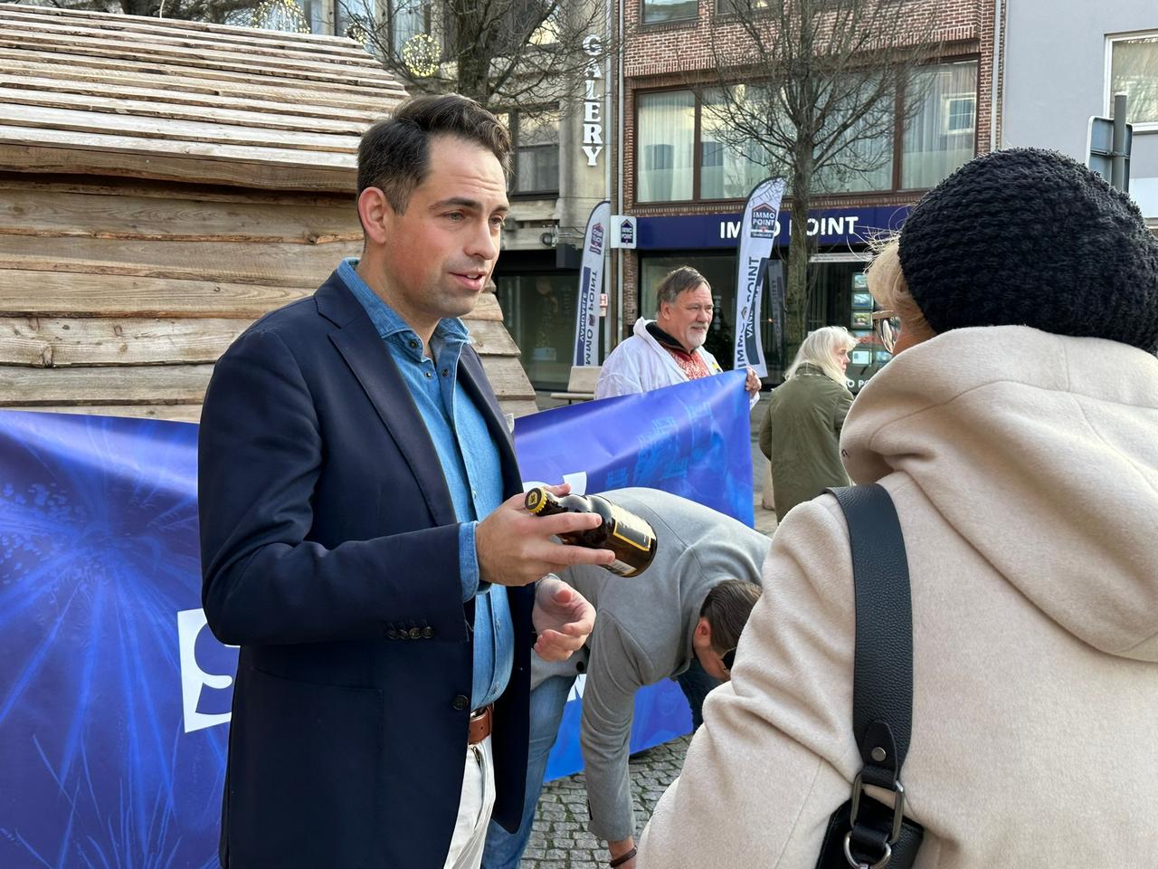 Vlaams Belang protesteert met ‘Schol Schoten’ tegen het uitstel van Schotense nieuwjaarsdrink.