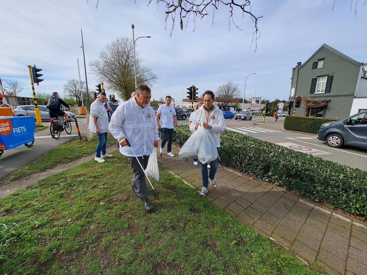 Vlaams Belang Schoten ruimt zwerfvuil op