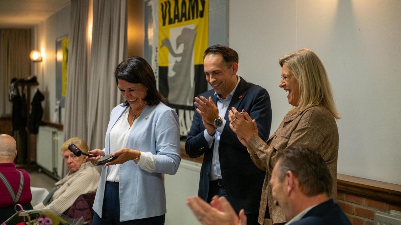 Kaas- & Wijnavond Vlaams Belang Schoten: nieuw bestuur voorgesteld in volle zaal.