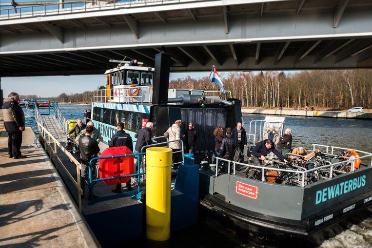Waterbus op Albertkanaal afgevoerd