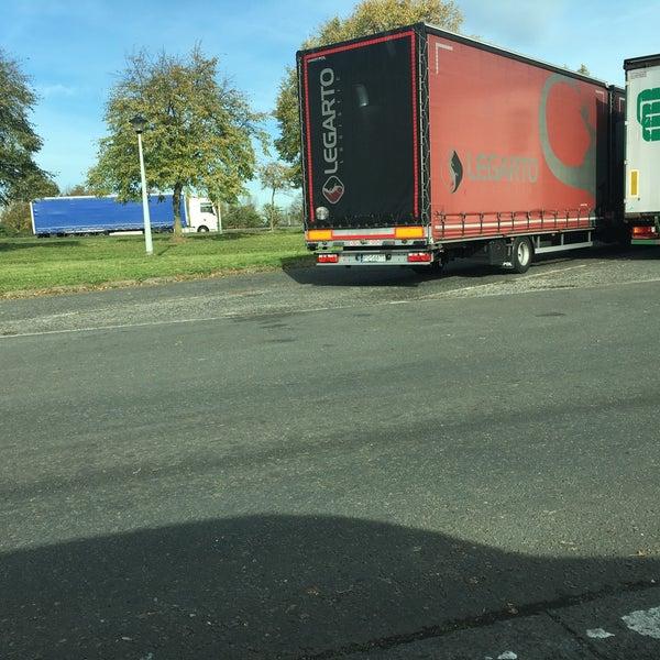 Asieltuig slaat en schopt truckers halfdood