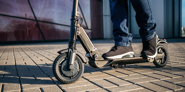Opgevoerde steps bedreigen verkeersveiligheid: Vlaams Belang vraagt kordaat optreden in Schoten.