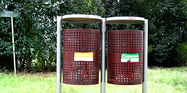 Vuilbakken in het Schotense straatbeeld