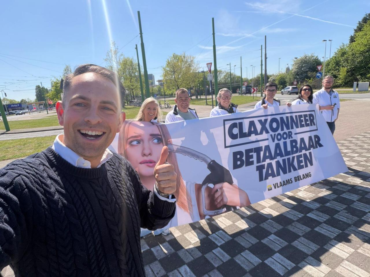 Vlaams Belang Schoten voert claxonneeractie tegen woekerprijzen aan de pomp.