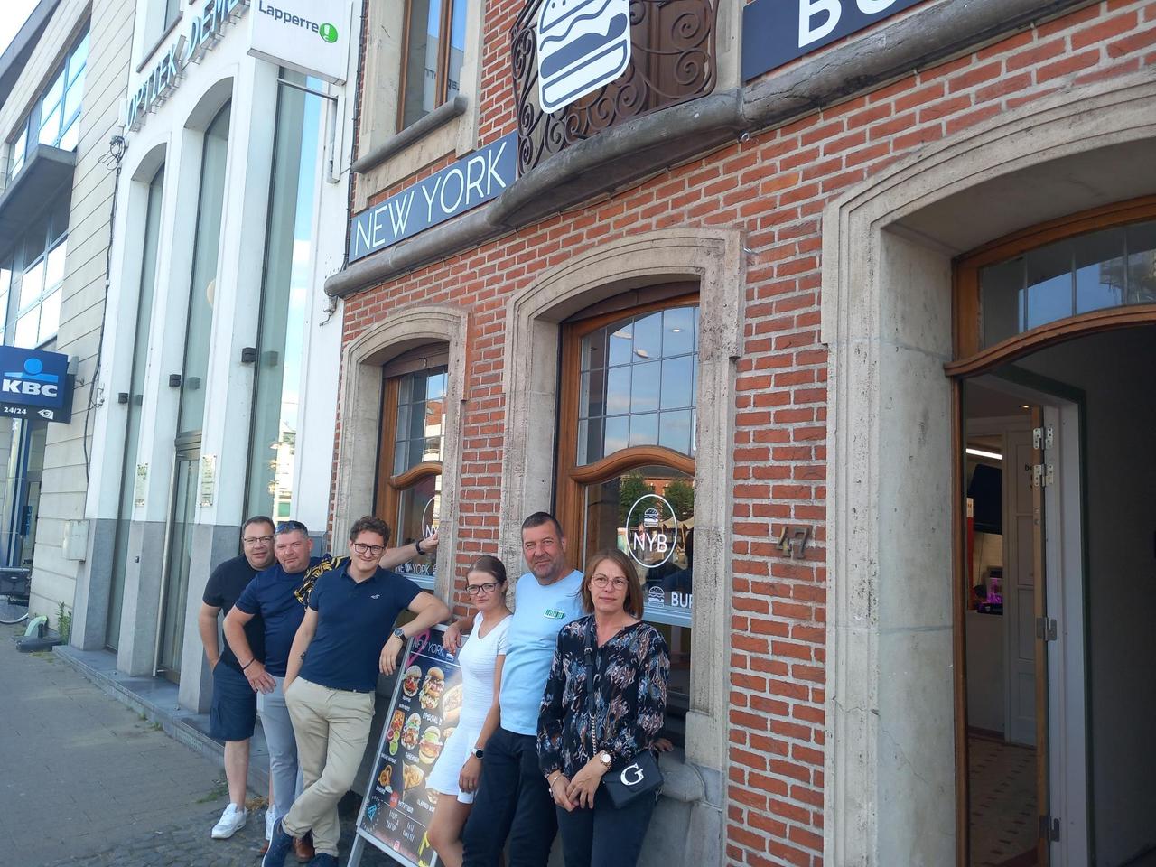 Ons bestuur ging langs bij New York burger om hen een hart onder de riem te steken