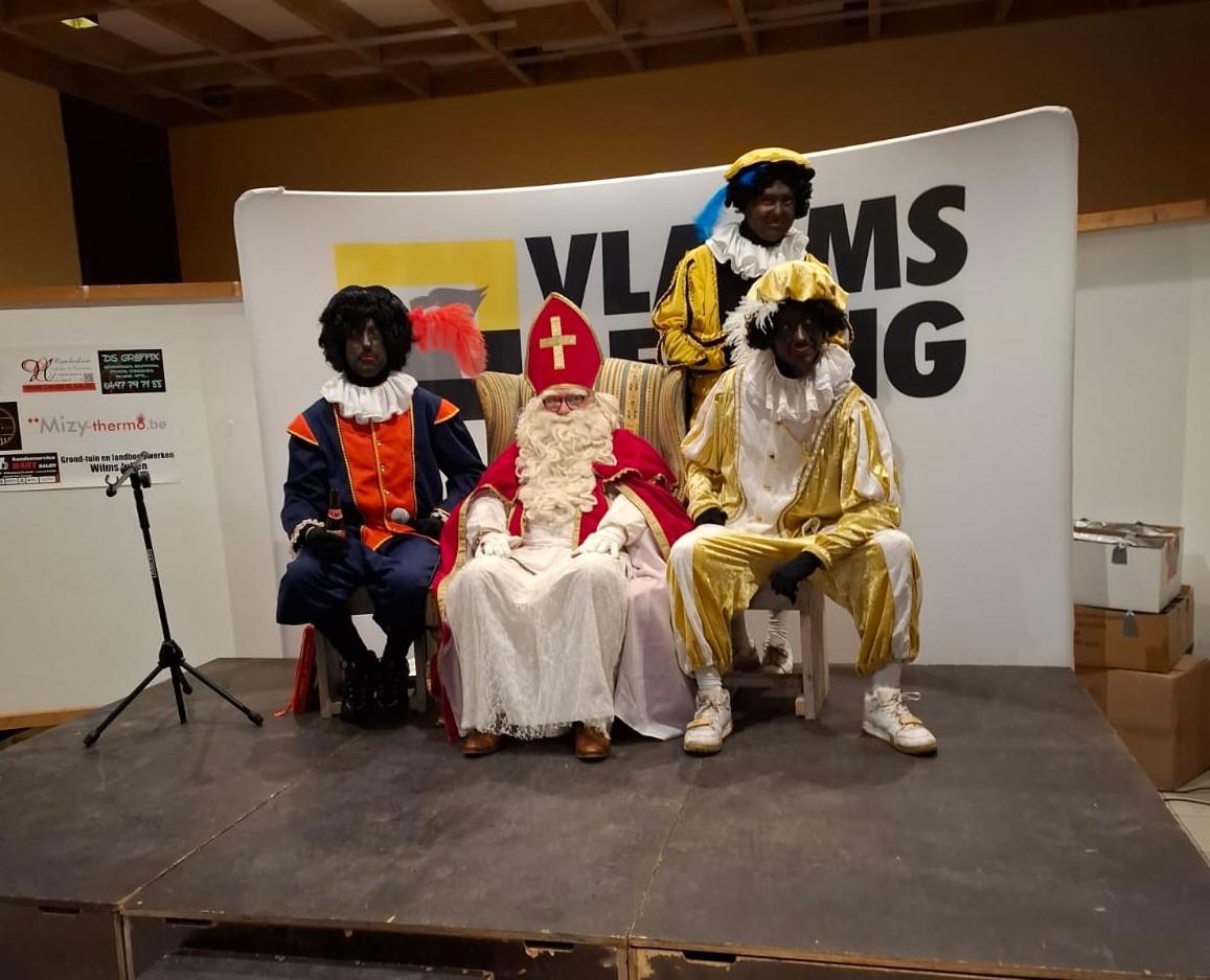 Sinterklaas vergezeld van 3 echte "zwarte" pieten deed vele kinderharten sneller slaan.