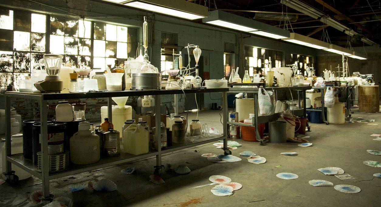 Ruim toxische drugsstorten op met verbeurd verklaard drugsgeld