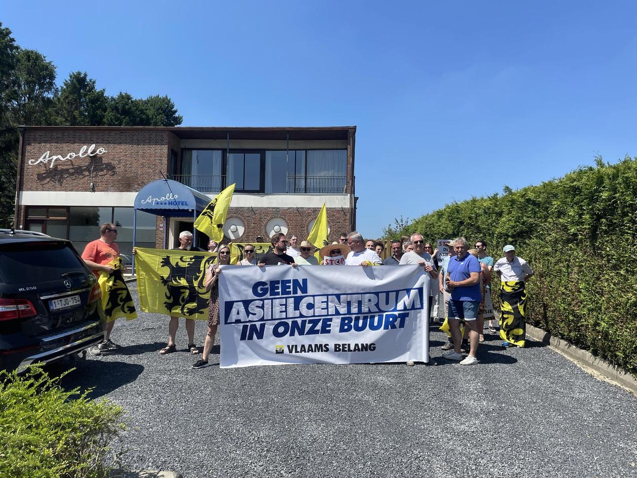 Vlaams Belang voert actie tegen nieuw asielcentrum in Zutendaal 