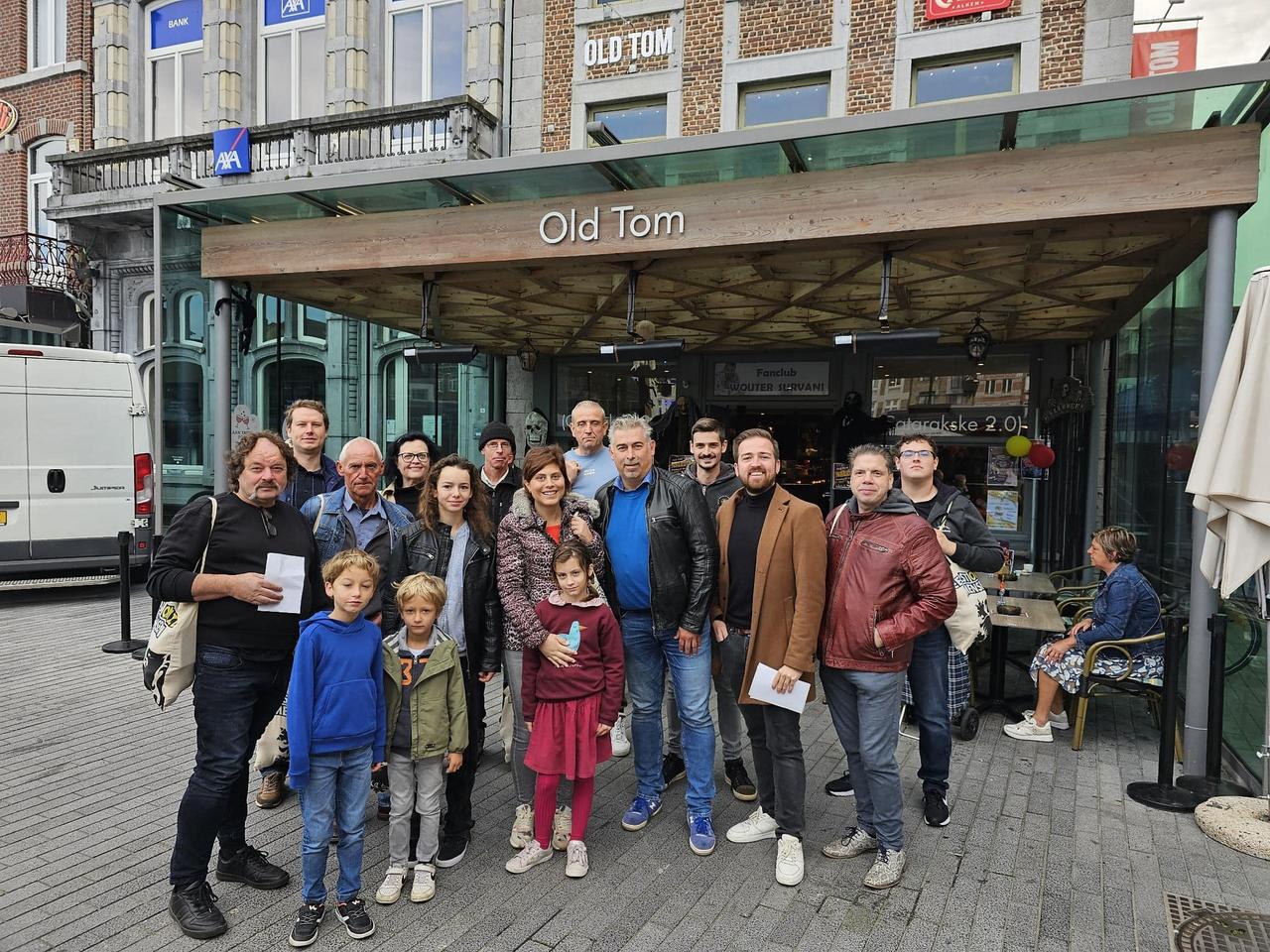 Vlaams Belang deelt appelen uit op markt in Sint-Truiden “steun onze lokale fruitsector”