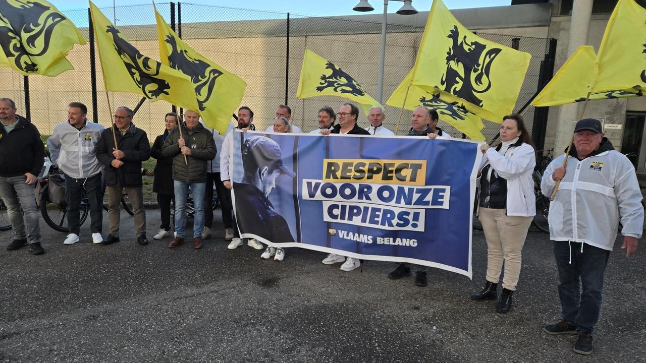 Vlaams Belang voert actie aan gevangenis in Hasselt