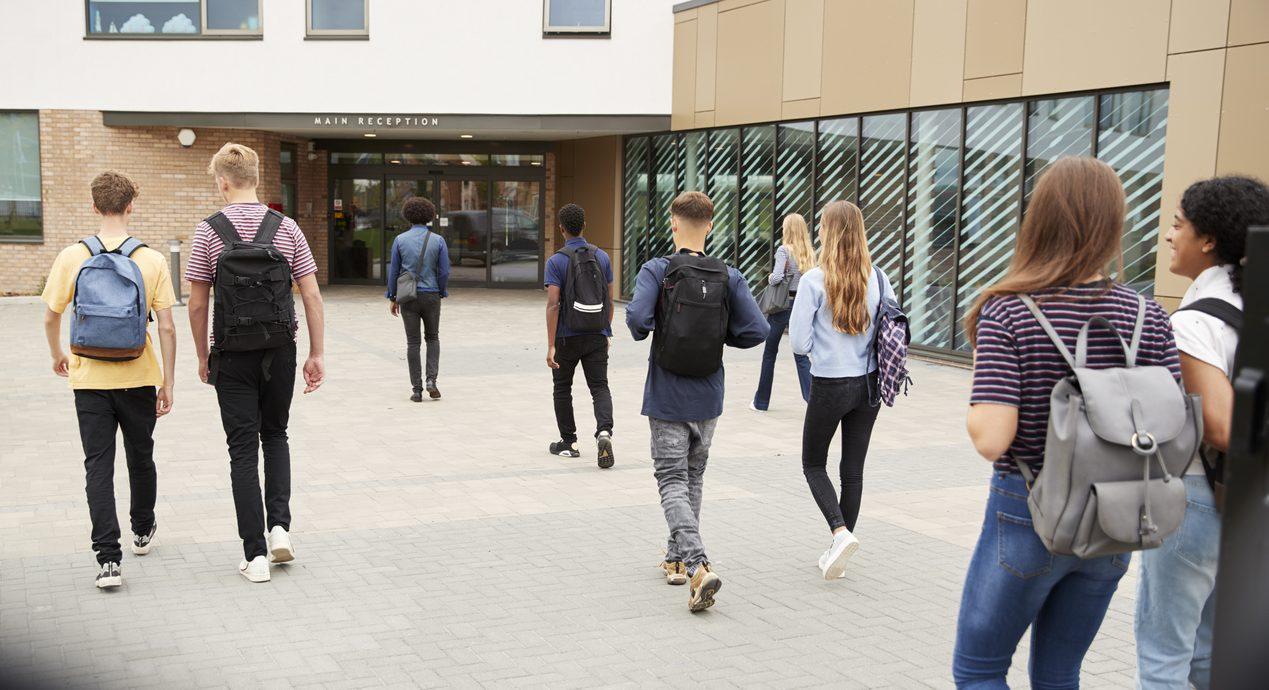 “Schaf mondmaskerplicht in scholen volledig af”