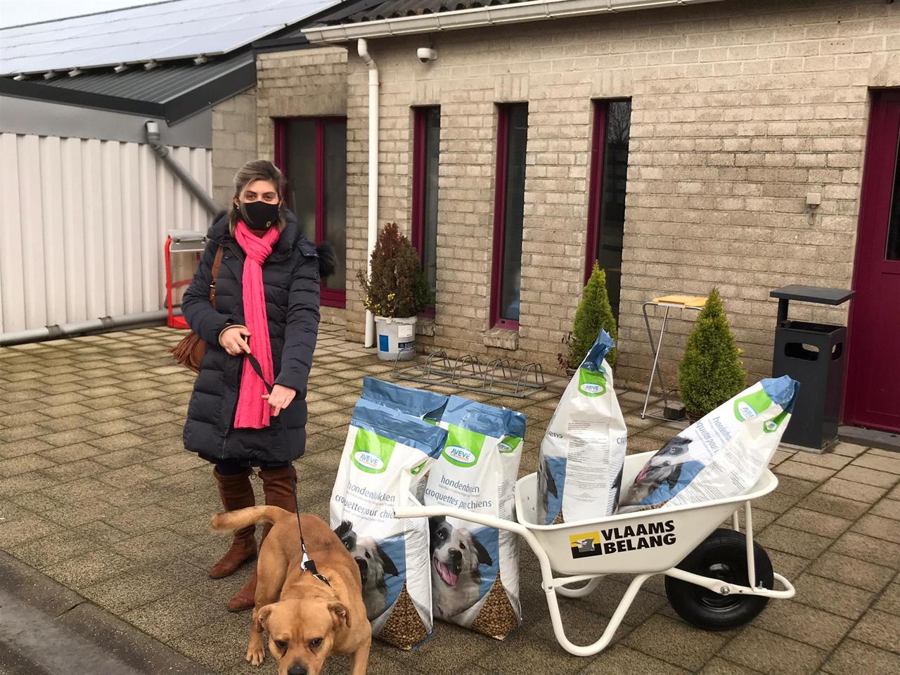 Vlaams Belang Sint-Truiden brengt kruiwagen vol dierenvoeder naar dierenasiel