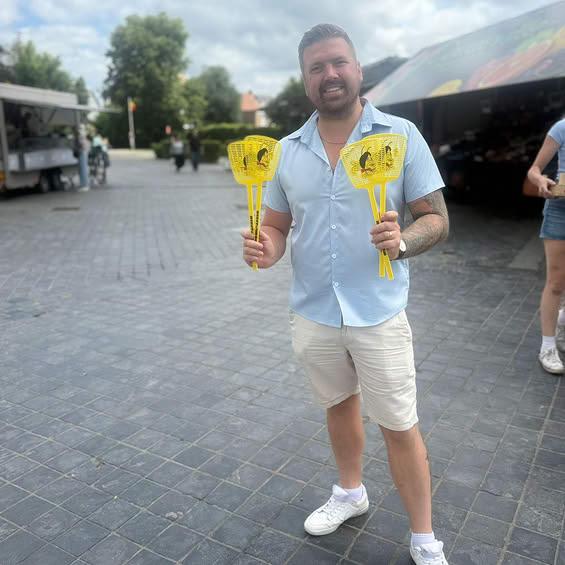 Vlaams Belang Gistel deelt vliegenmeppers uit