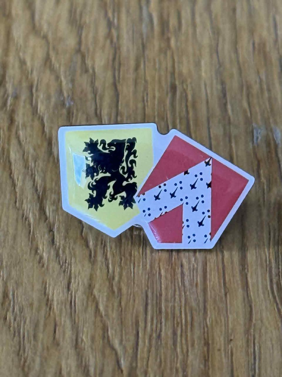 Vlaams Belang deelt pin met Gistelse kleuren uit