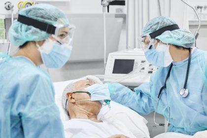 Vandenbroucke maakt bocht over vaccinatie zorgpersoneel