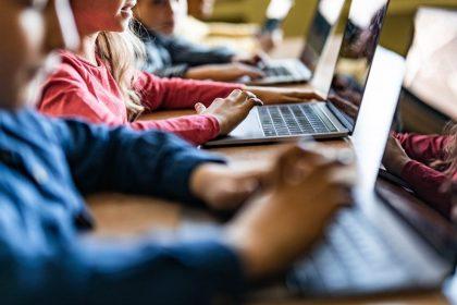 “Laptop-malaise is resultaat van ondoordacht handelen en slechte communicatie van Weyts”