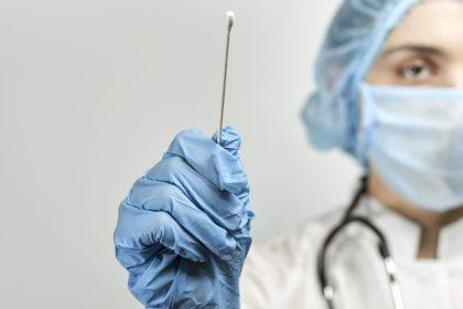 “Geld voor nooit uitgevoerde coronatesten moet teruggevorderd worden”