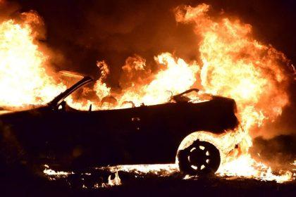 Dagelijks politiekantoren of voertuigen van politie beschadigd of vernield