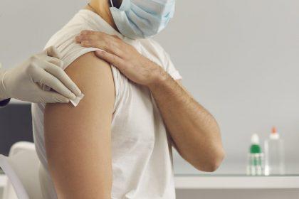 ZNA gaat uit de bocht: “Discriminatie niet-gevaccineerden onwettig”