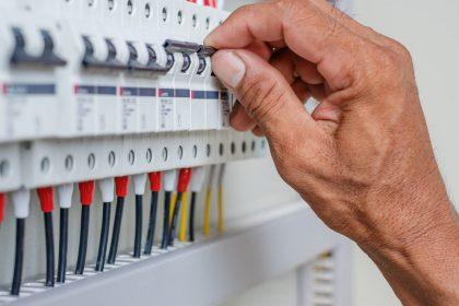 Stroomfactuur moet en kan sterk omlaag