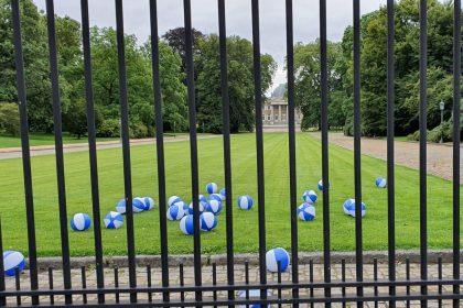 VBJ gooit strandballen in koninklijke tuin in Laken: “Waarom mogen we hier onze ballen niet terughalen?”