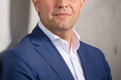 Beste Egbert Lachaert, stop de komedie of stap uit de regering