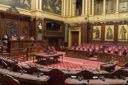 “Halveer de partijfinanciering”