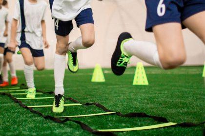 Handen af van vrijetijdsbesteding van kinderen