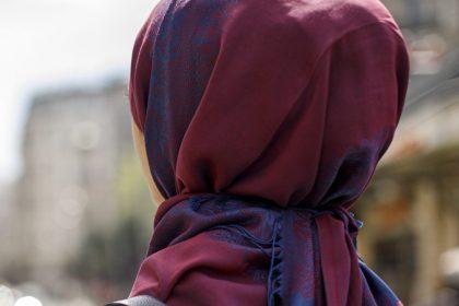 Vlaams Belang dringt aan op neutraliteit: “Hoofddoek is net teken ongelijkwaardigheid vrouw”