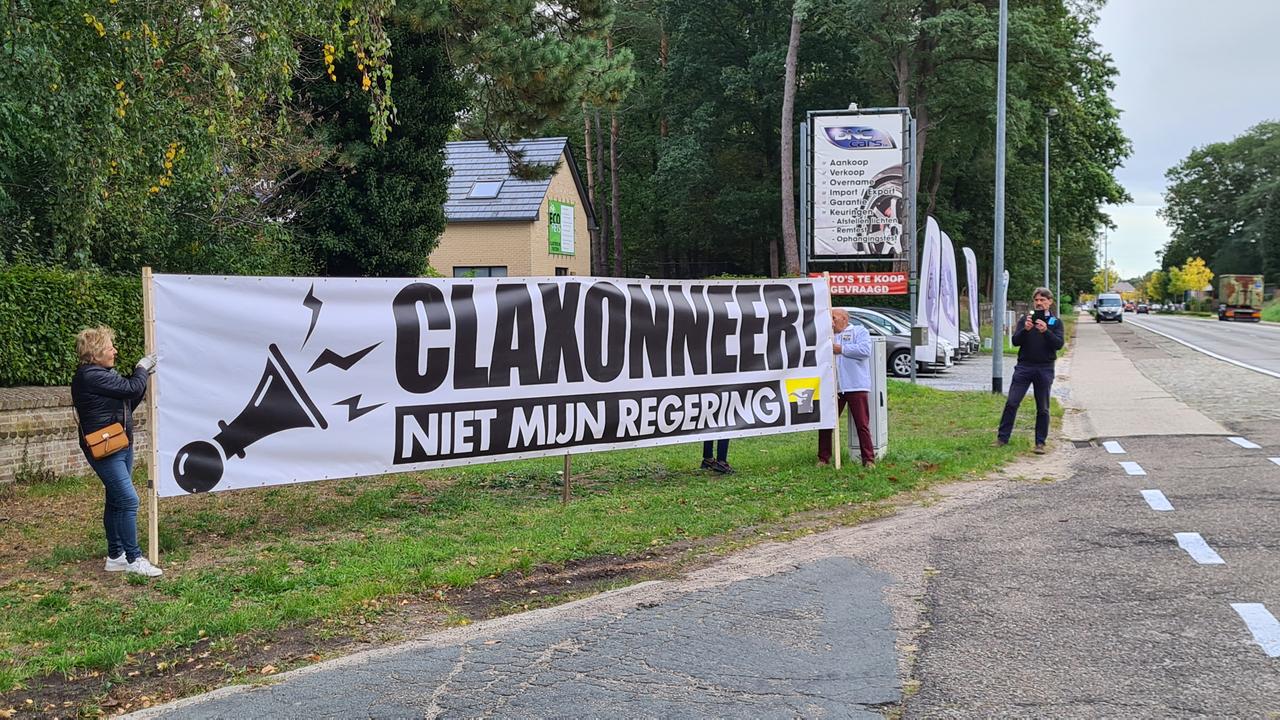 Vlaams Belang Hechtel-Eksel claxonneert tegen de regering.