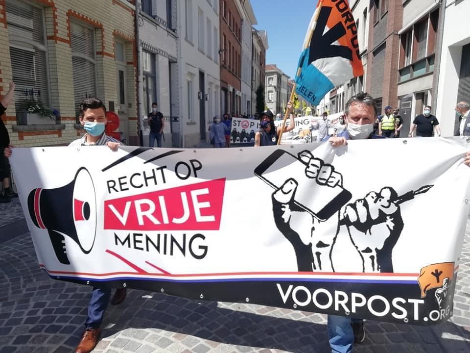 Vlaams Belang Beernem loopt mee tijdens manifestatie voor vrijheid van meningsuiting