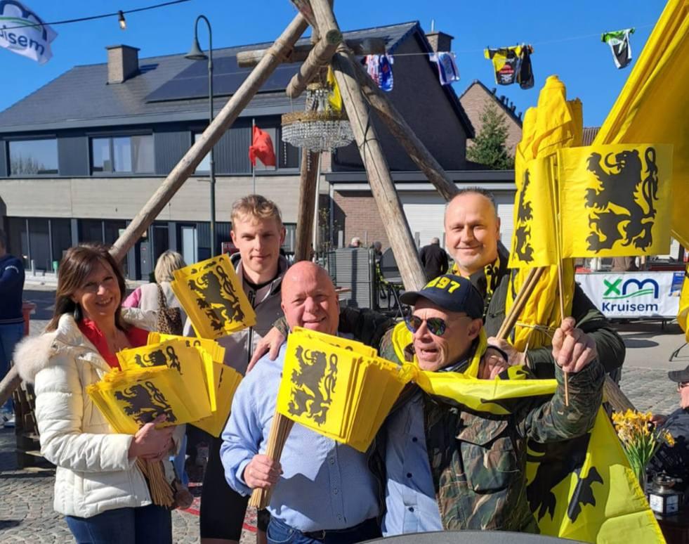 VLAAMS BELANG KRUISEM AAN HET WERK TIJDENS DE RONDE VAN VLAANDEREN!