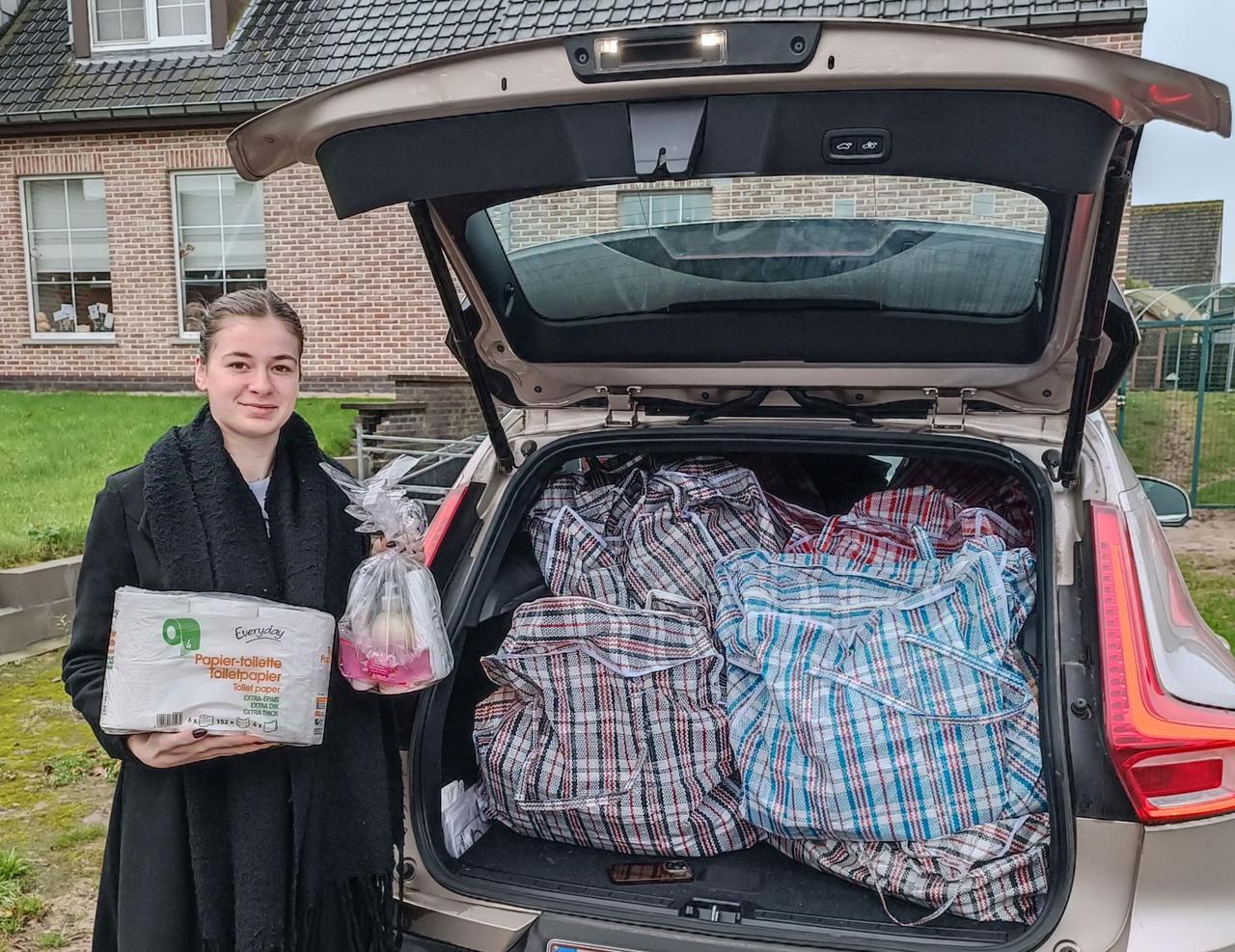 VLAAMS BELANG BEDEELD KERSTPAKKETTEN!