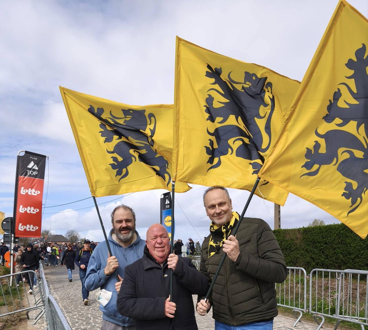AFDELING VLAAMS BELANG KRUISEM OP DE EIKENBERG TIJDENS DE RONDE VAN VLAANDEREN