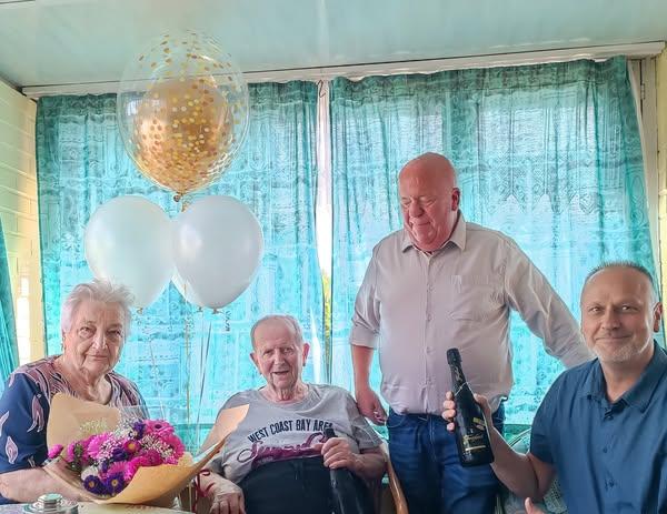 VLAAMS BELANG GEMEENTERAADSLEDEN BRENGEN BEZOEKJE AAN 70j GEHUWD KOPPEL!