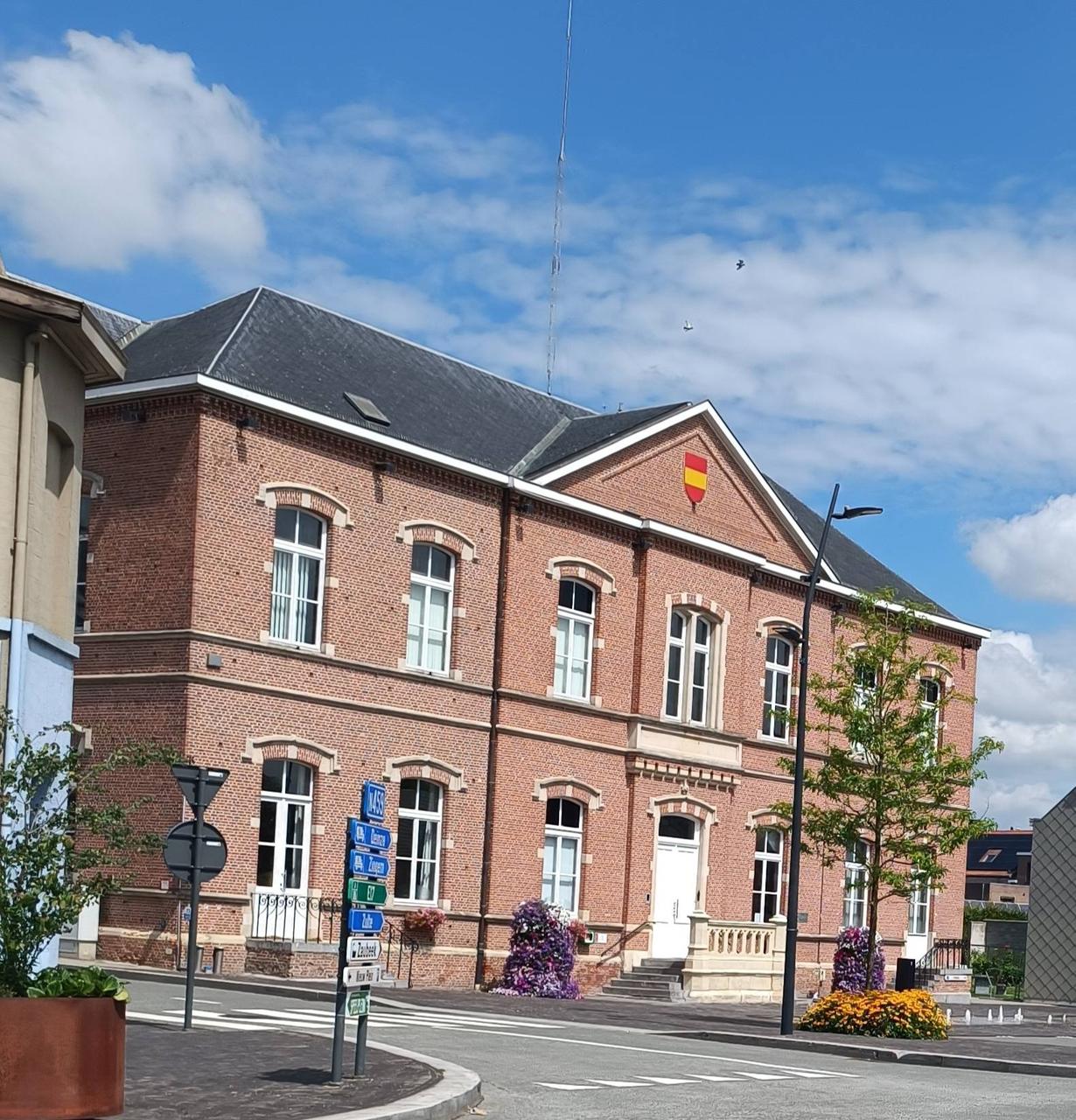 COLLEGE LAAT NA OP 11 JULI DE OPENBARE GEBOUWEN TE BEVLAGGEN!