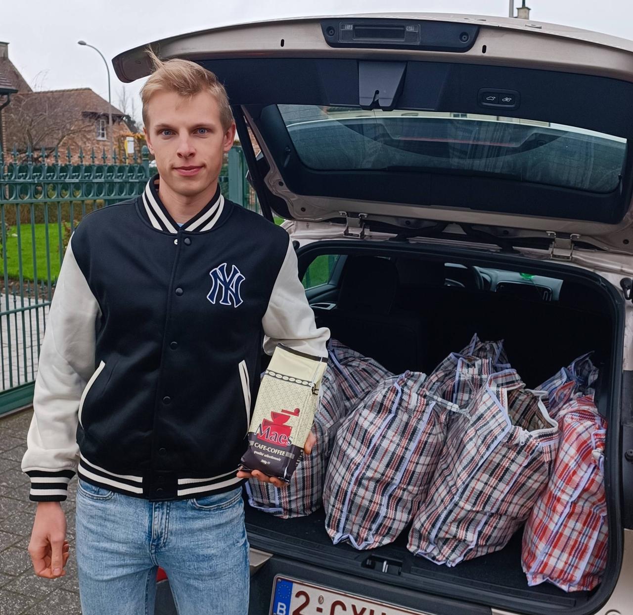 VLAAMS BELANG KRUISEM DEELT VOOR HET 4de JAAR OP RIJ KERSTPAKKETEN UIT!