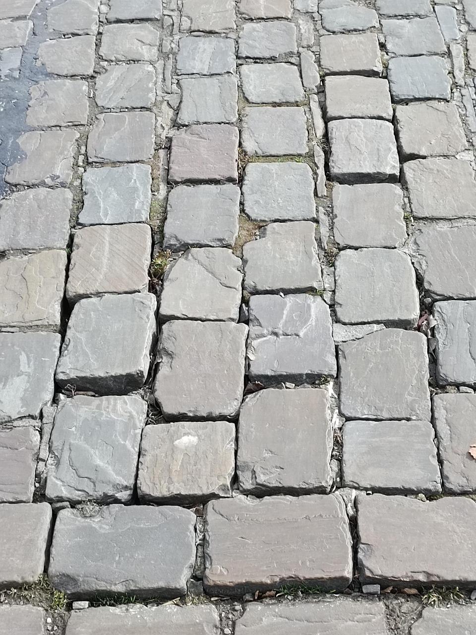 KERKSTRAAT & DORPSSTRAAT ZINGEM WORDEN SNEL HERSTELD DOOR VLAAMS BELANG KRUISEM!