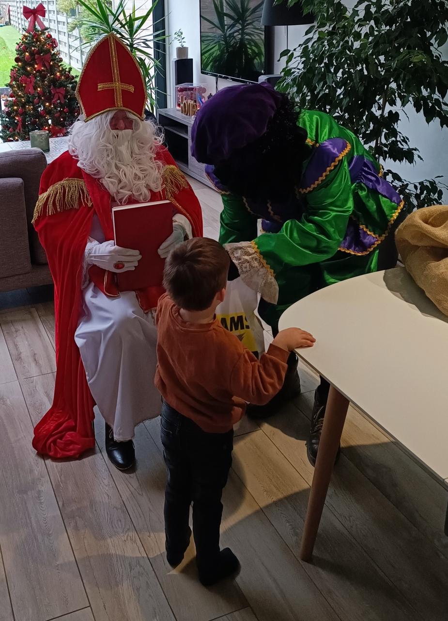 VLAAMS BELANG BEZOEKT MET DE SDINT EN ZWARTE PIET DE KINDEREN VAN ONZE LEDEN UIT KRUISEM