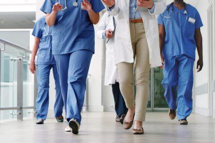 Personeelstekort, maar ongevaccineerd zorgpersoneel moet ontslagen