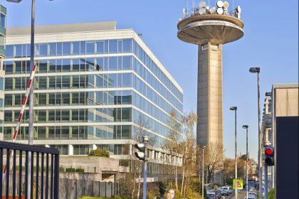 VRT-gezichten verdienen half miljoen of meer: “Losgeslagen spilzucht en wanbeheer”