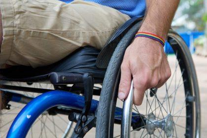 Personen met een handicap blijven in de kou staan
