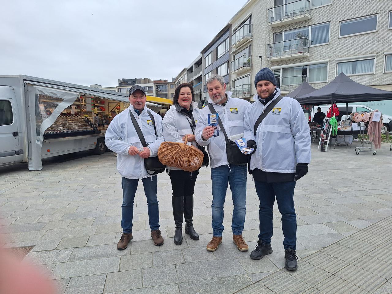 Vlaams Belang deelt snoephartjes uit op markt 