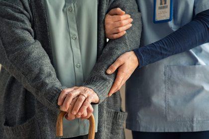 Niet-gevaccineerde zelfstandige zorgverstrekkers bij grof huisvuil gezet