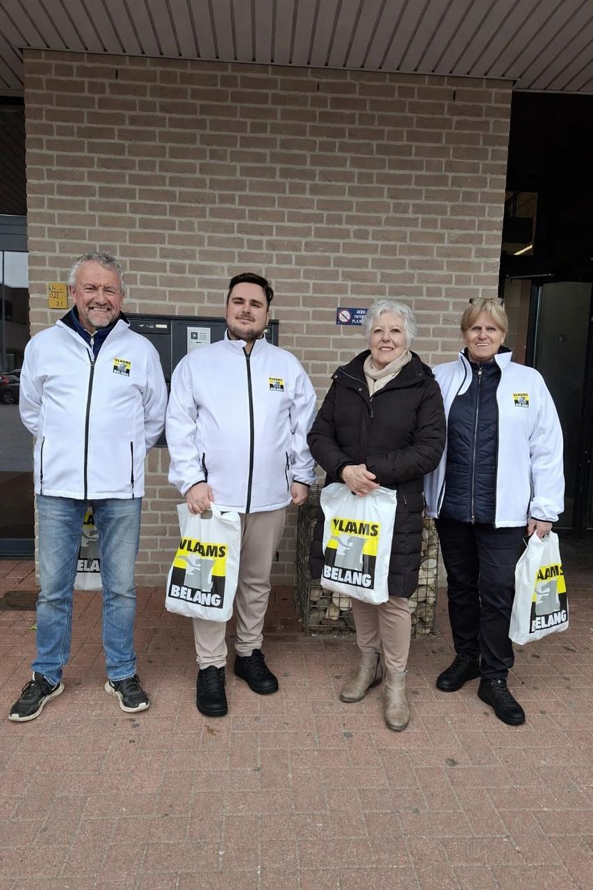 Vlaams Belang Hamont-Achel deelt 250 zakjes paaseieren uit op het Bernard Kempplein.