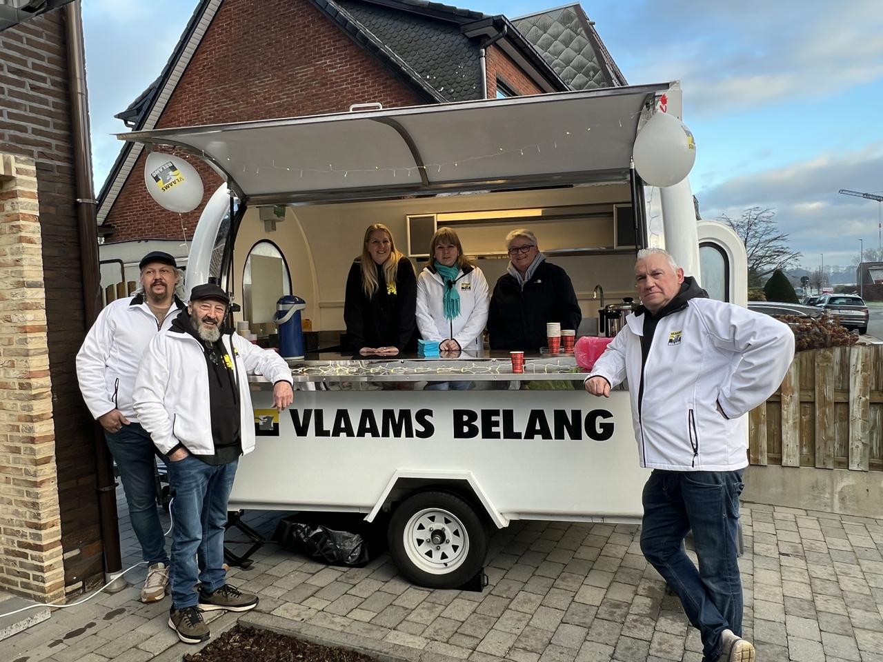 Vlaams Belang Rijkevorsel deelt soep en chocolademelk uit aan zangertjes.