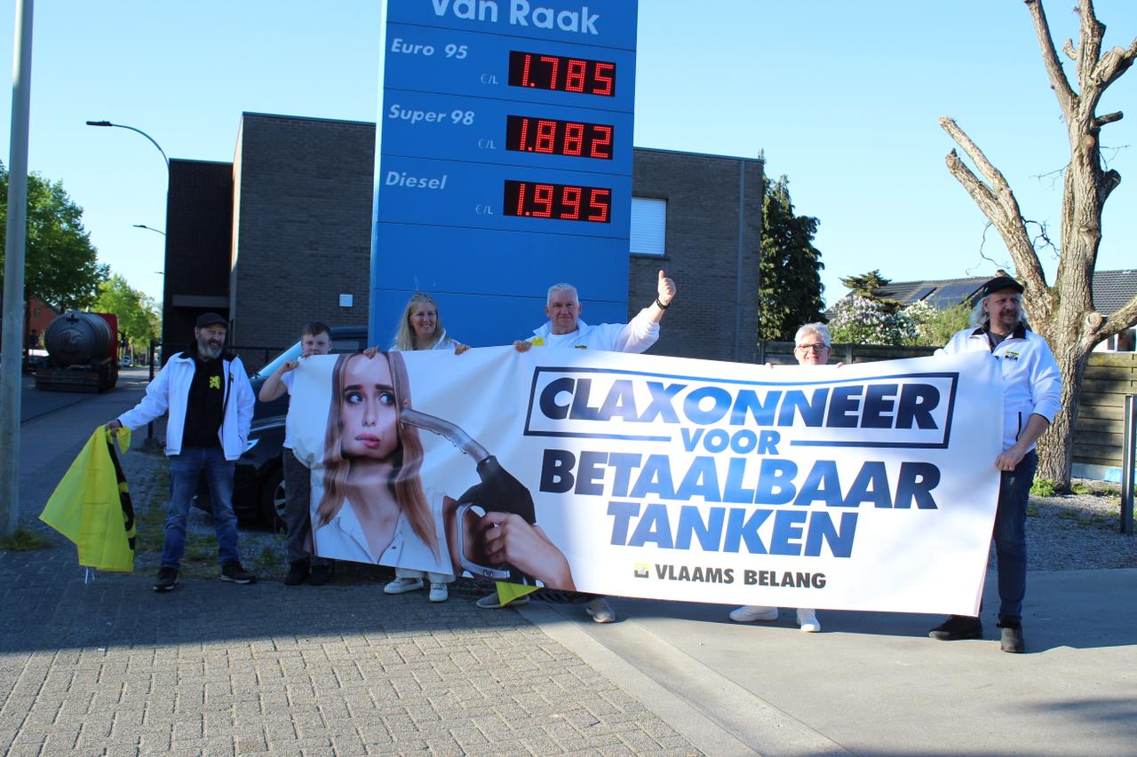 Vlaams Belang Rijkevorsel neemt deel aan claxonneeractie tegen hoge brandstofprijzen.